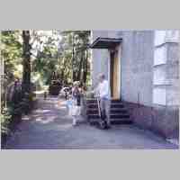 905-1267 Eroeffnung Haus Samland 2003. Professor Dr. Brilla bei der Reinigung des Hofes vom Haus Samland. (Foto Kenzler).jpg